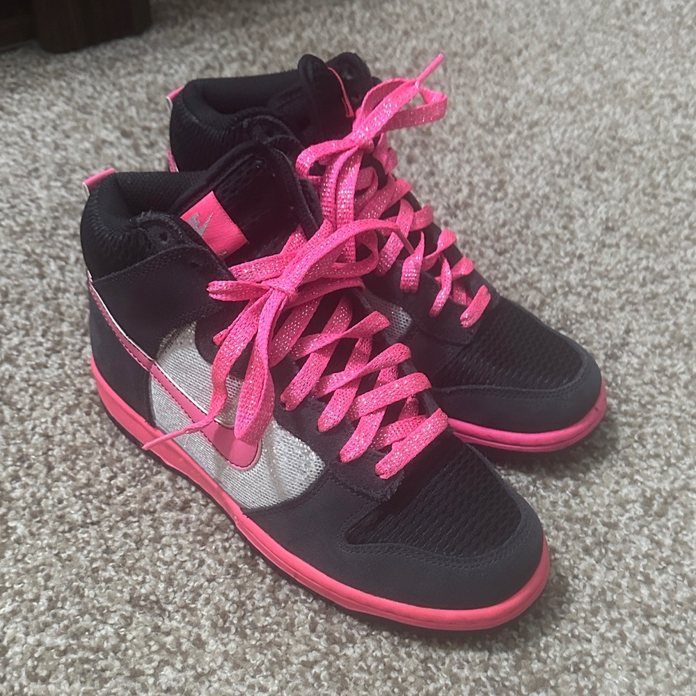 Nikes 6.5 never worn Stylish Black and Pink Women's Sneakers y2k sneakers